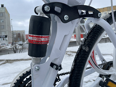 Велосипед на литых дисках стиль Ленд Ровер 6 лучей белый