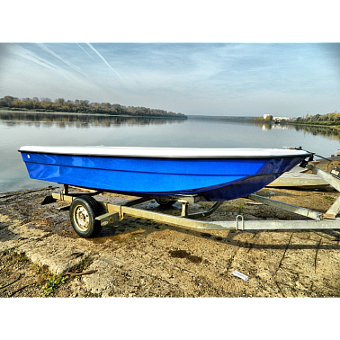 Стеклопластиковая лодка WYATBOAT 430 (стеклопластиковый тримаран)